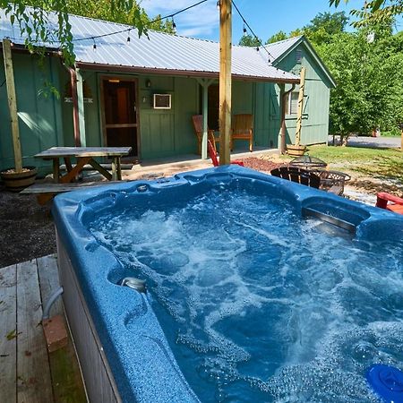 Steps From Downtown Pigeon Forge Parkway + Private Hottub And Firepit - Wifi - Firefly Bungalows Ngoại thất bức ảnh