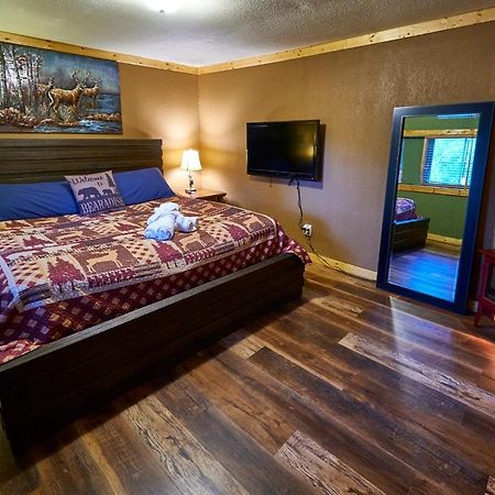Steps From Downtown Pigeon Forge Parkway + Private Hottub And Firepit - Wifi - Firefly Bungalows Ngoại thất bức ảnh