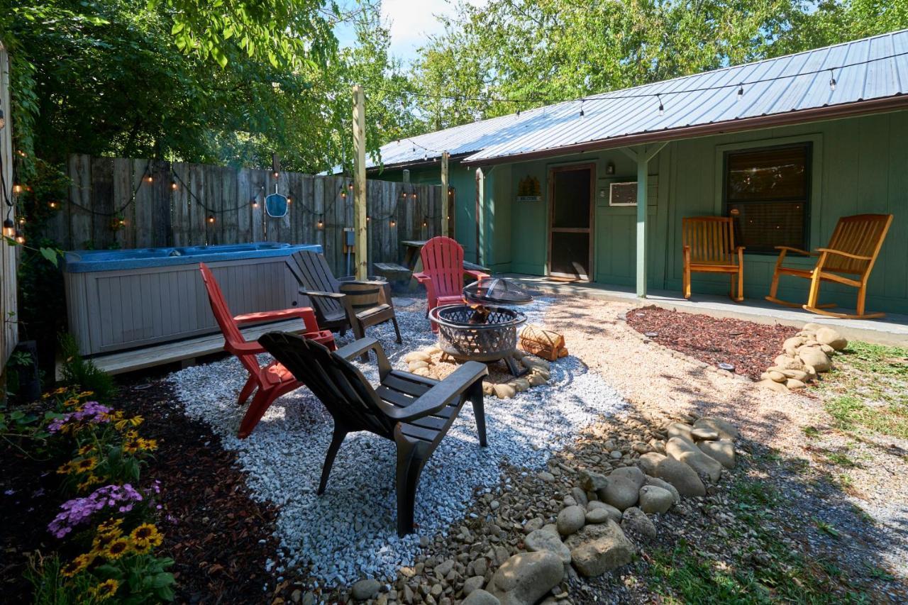 Steps From Downtown Pigeon Forge Parkway + Private Hottub And Firepit - Wifi - Firefly Bungalows Ngoại thất bức ảnh