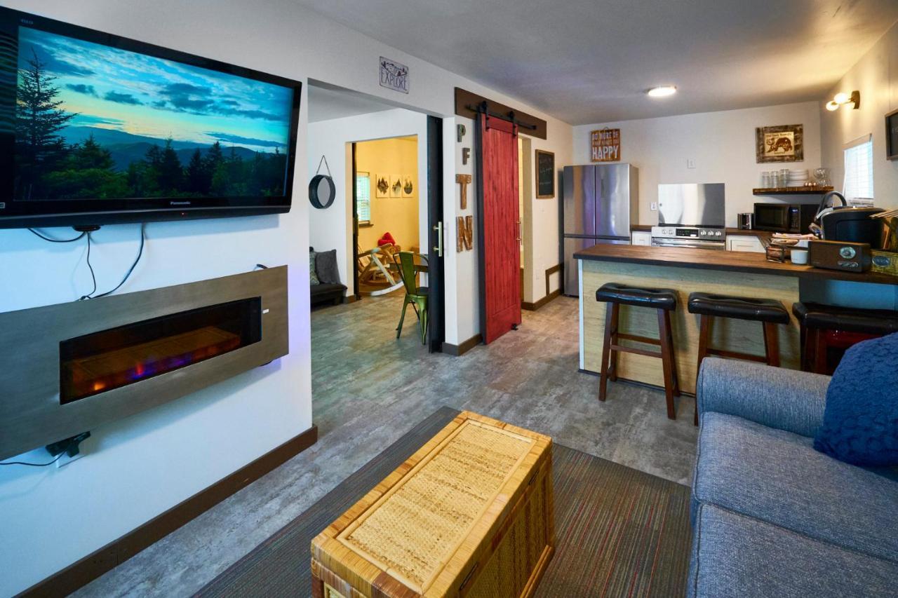 Steps From Downtown Pigeon Forge Parkway + Private Hottub And Firepit - Wifi - Firefly Bungalows Ngoại thất bức ảnh