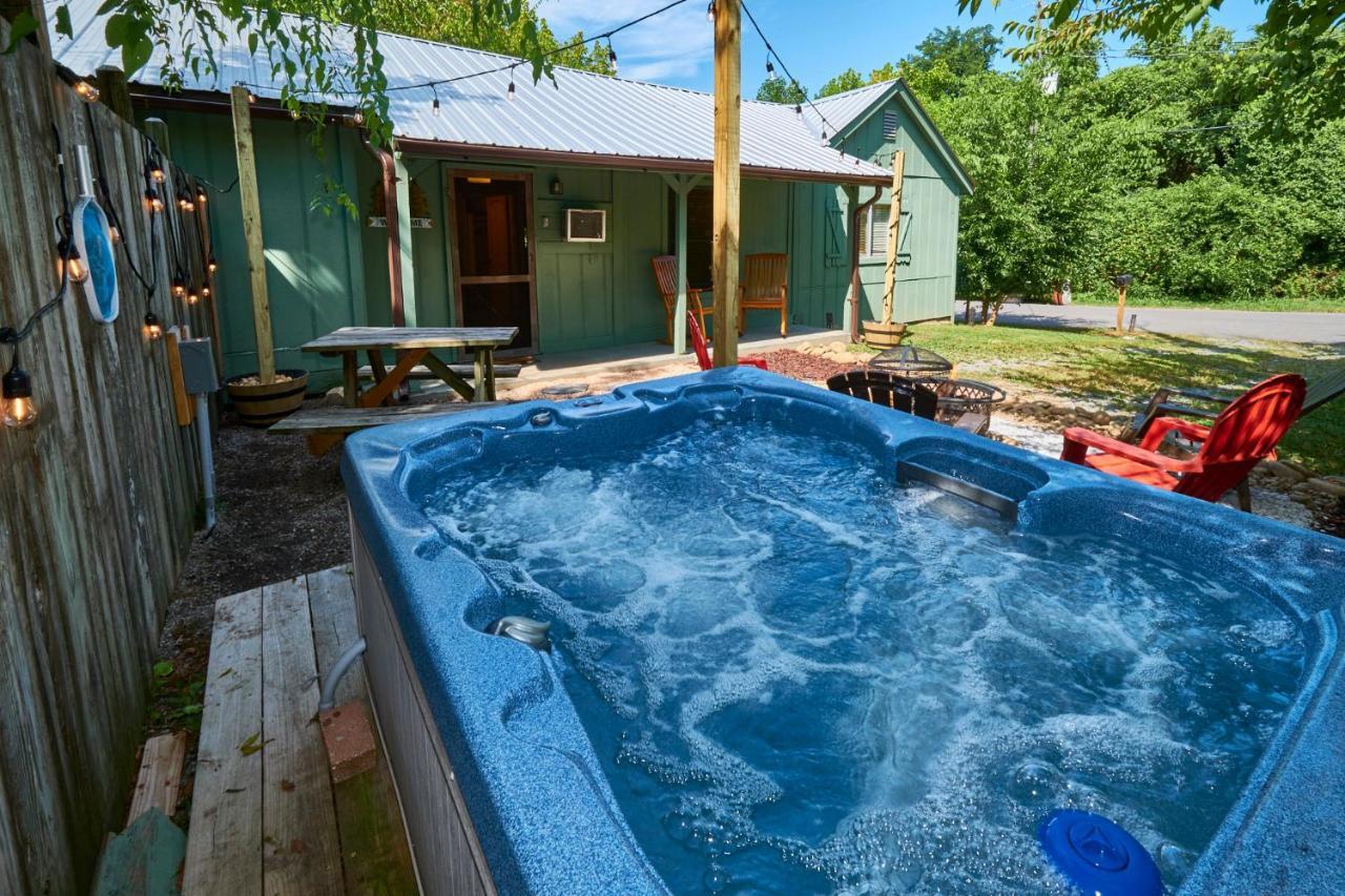 Steps From Downtown Pigeon Forge Parkway + Private Hottub And Firepit - Wifi - Firefly Bungalows Ngoại thất bức ảnh