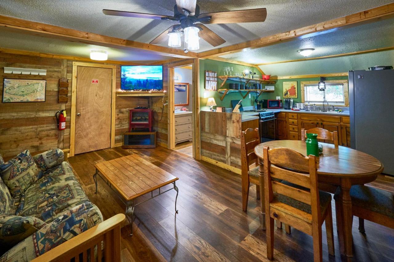 Steps From Downtown Pigeon Forge Parkway + Private Hottub And Firepit - Wifi - Firefly Bungalows Ngoại thất bức ảnh
