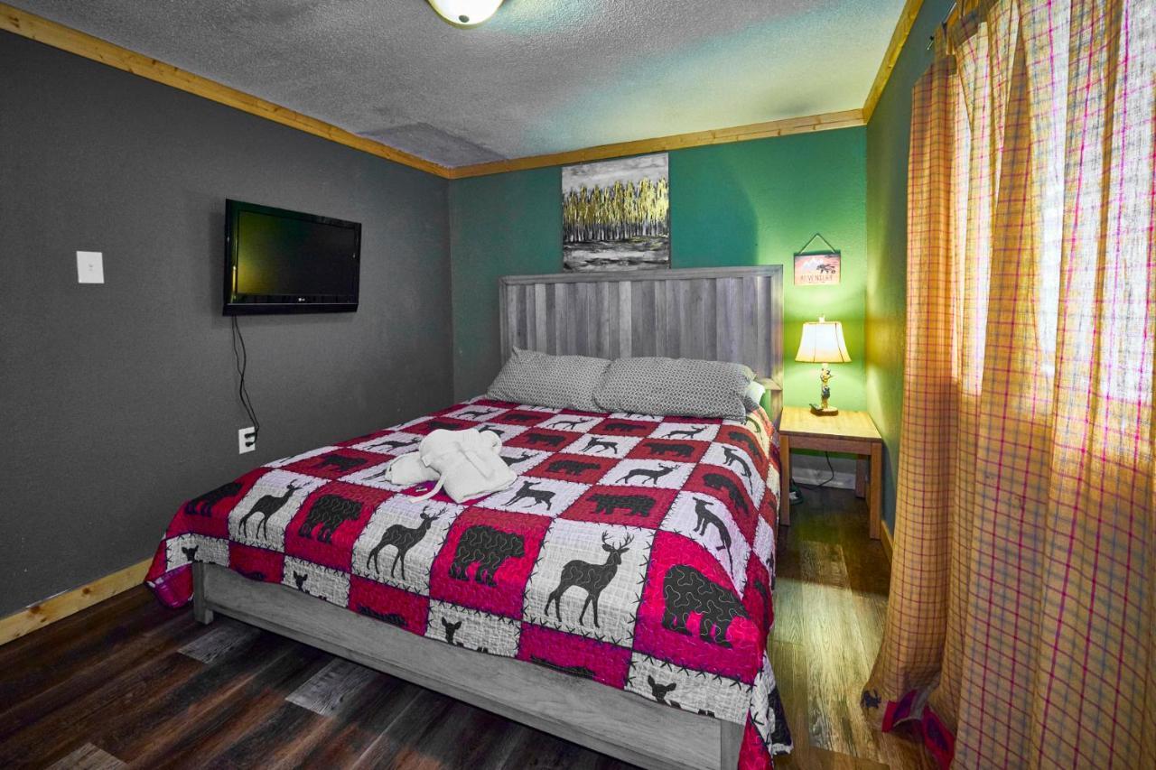 Steps From Downtown Pigeon Forge Parkway + Private Hottub And Firepit - Wifi - Firefly Bungalows Ngoại thất bức ảnh
