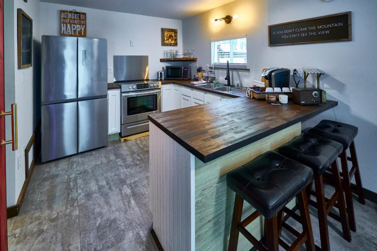 Steps From Downtown Pigeon Forge Parkway + Private Hottub And Firepit - Wifi - Firefly Bungalows Ngoại thất bức ảnh