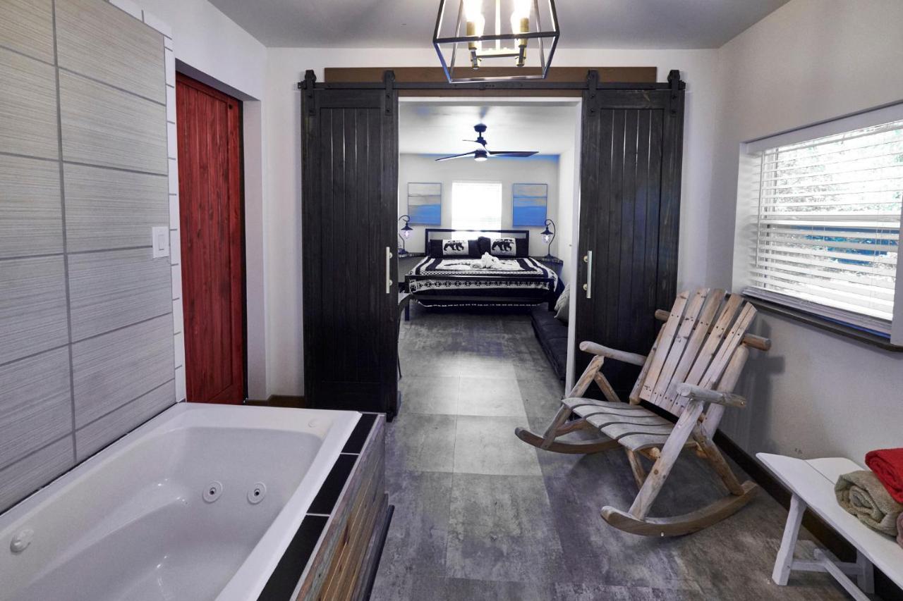 Steps From Downtown Pigeon Forge Parkway + Private Hottub And Firepit - Wifi - Firefly Bungalows Ngoại thất bức ảnh