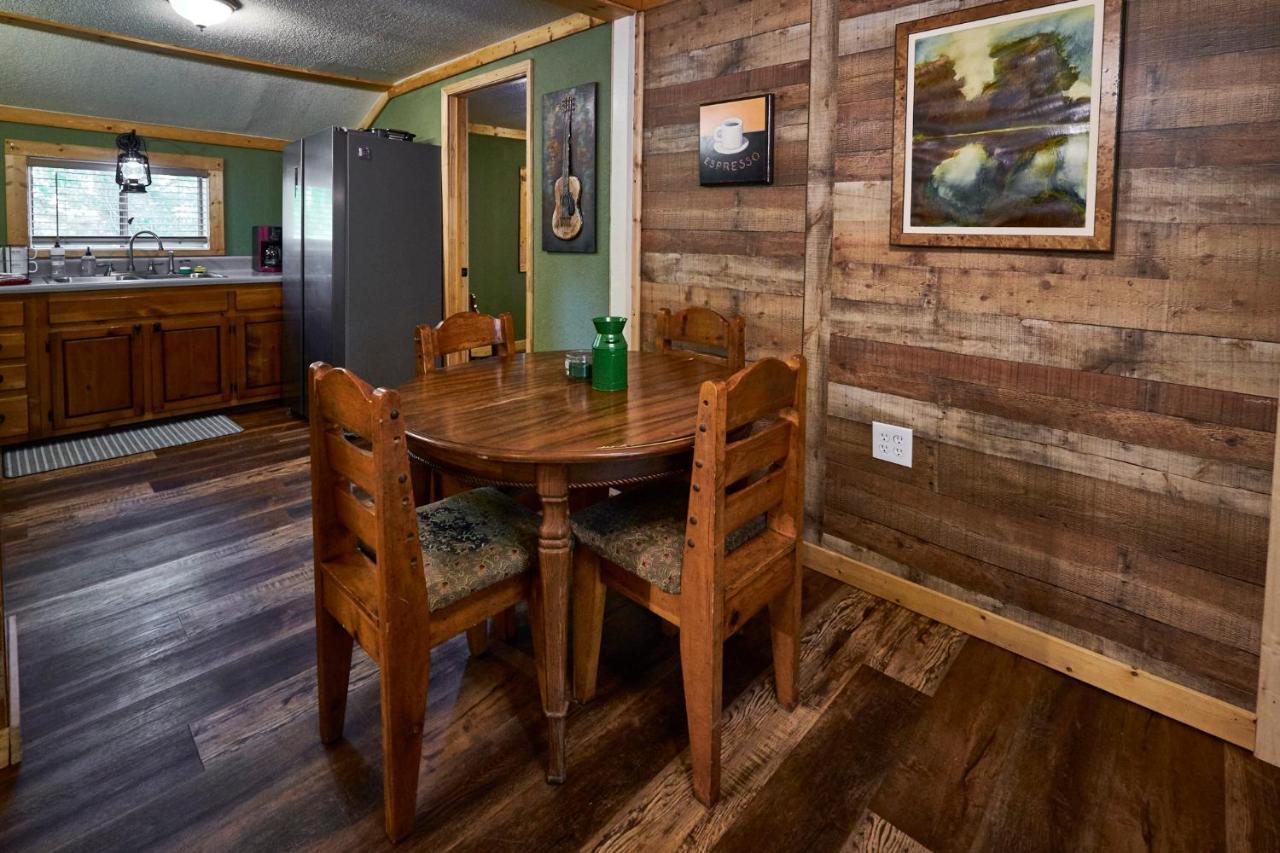 Steps From Downtown Pigeon Forge Parkway + Private Hottub And Firepit - Wifi - Firefly Bungalows Ngoại thất bức ảnh