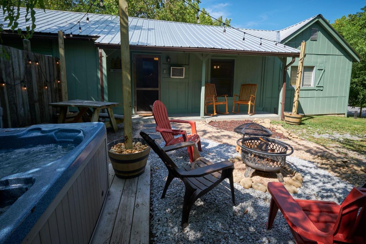 Steps From Downtown Pigeon Forge Parkway + Private Hottub And Firepit - Wifi - Firefly Bungalows Ngoại thất bức ảnh