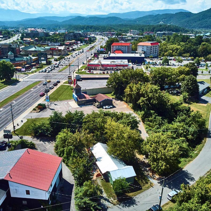 Steps From Downtown Pigeon Forge Parkway + Private Hottub And Firepit - Wifi - Firefly Bungalows Ngoại thất bức ảnh