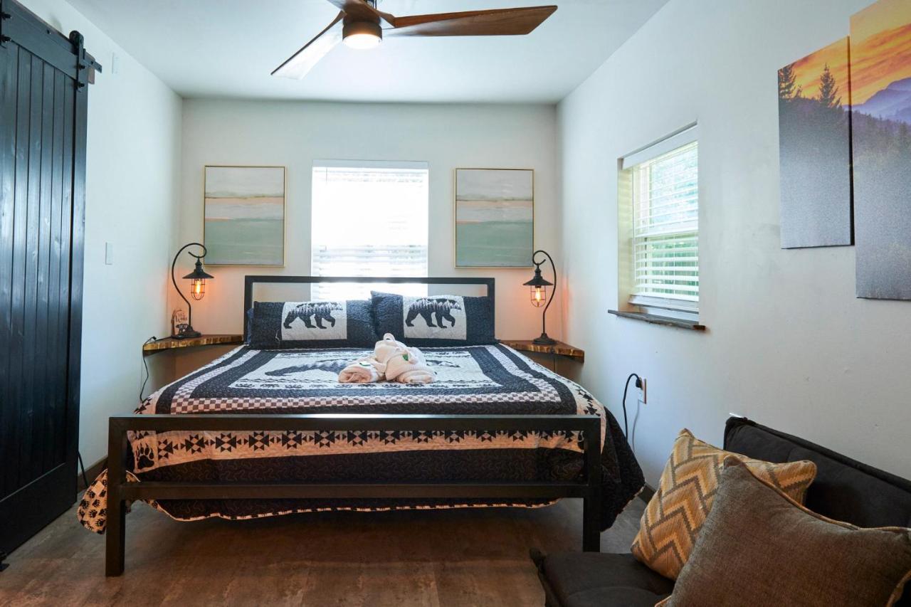Steps From Downtown Pigeon Forge Parkway + Private Hottub And Firepit - Wifi - Firefly Bungalows Ngoại thất bức ảnh