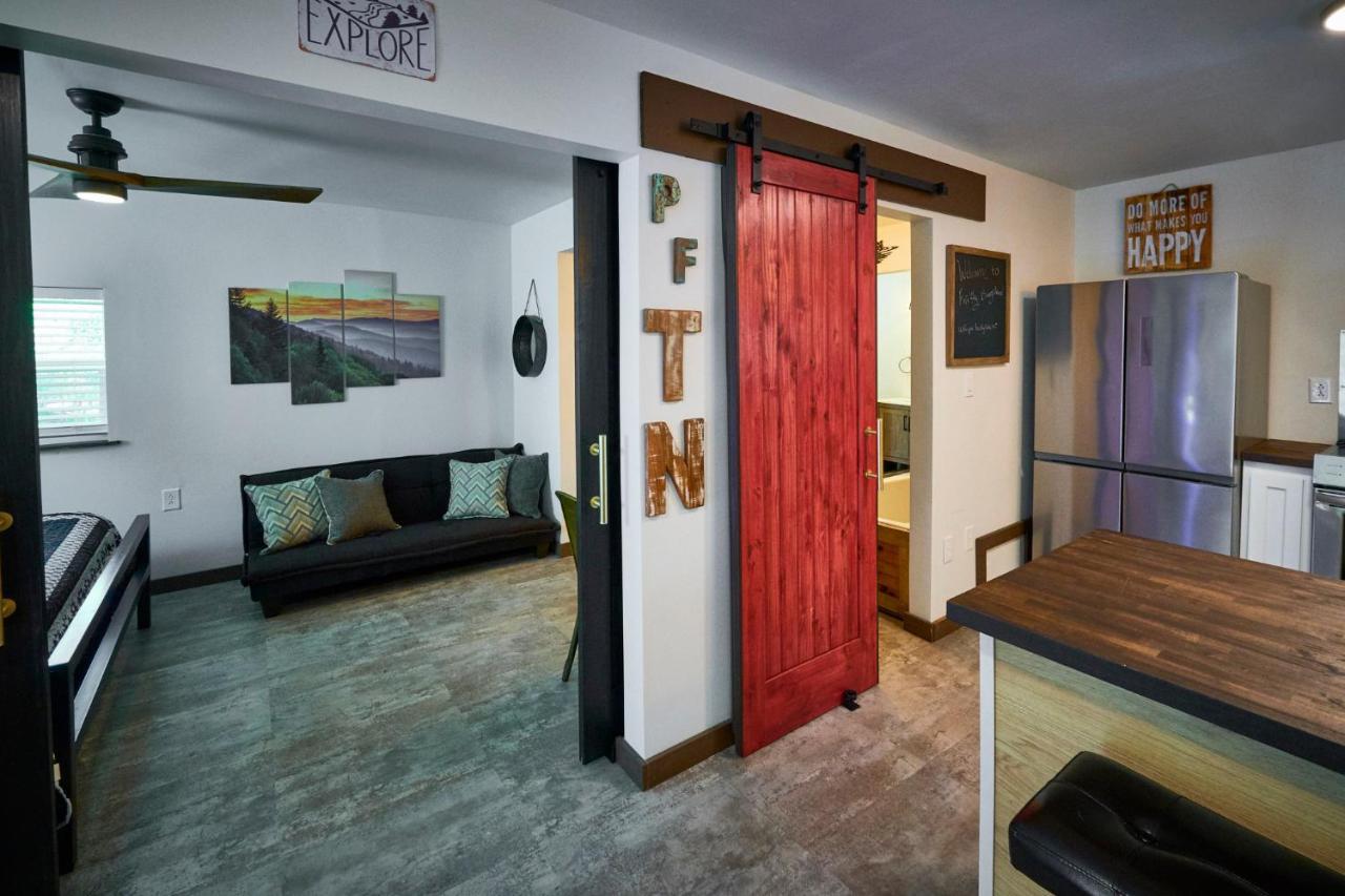 Steps From Downtown Pigeon Forge Parkway + Private Hottub And Firepit - Wifi - Firefly Bungalows Ngoại thất bức ảnh