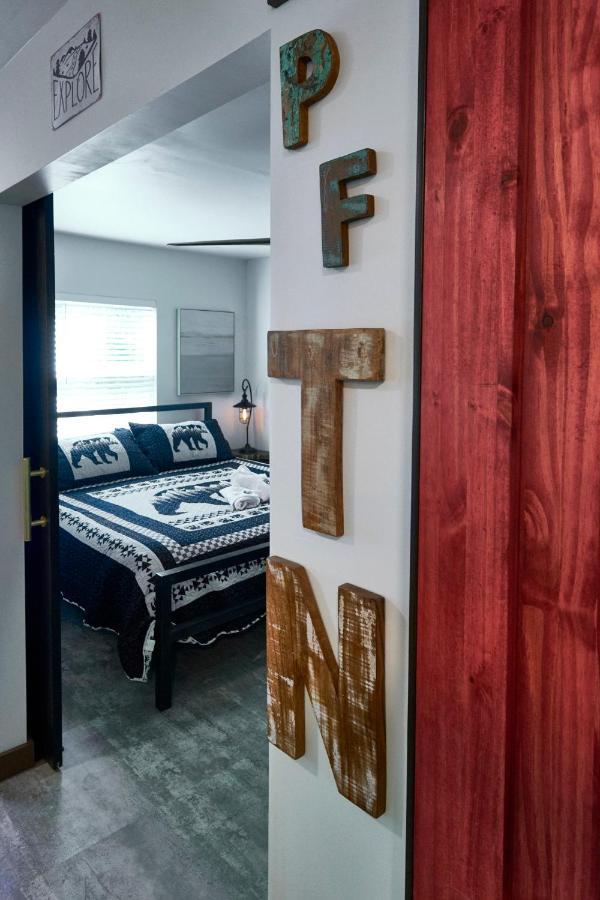 Steps From Downtown Pigeon Forge Parkway + Private Hottub And Firepit - Wifi - Firefly Bungalows Ngoại thất bức ảnh