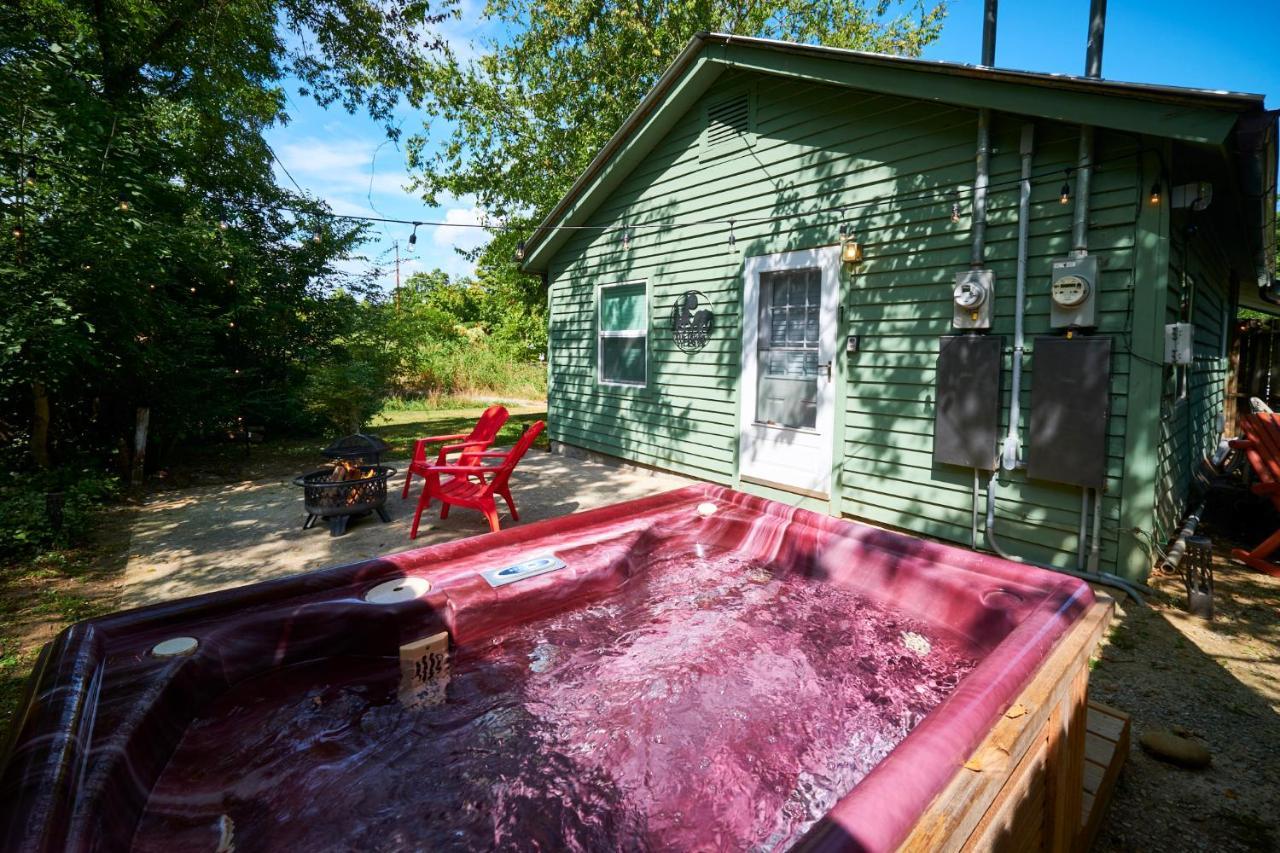 Steps From Downtown Pigeon Forge Parkway + Private Hottub And Firepit - Wifi - Firefly Bungalows Ngoại thất bức ảnh
