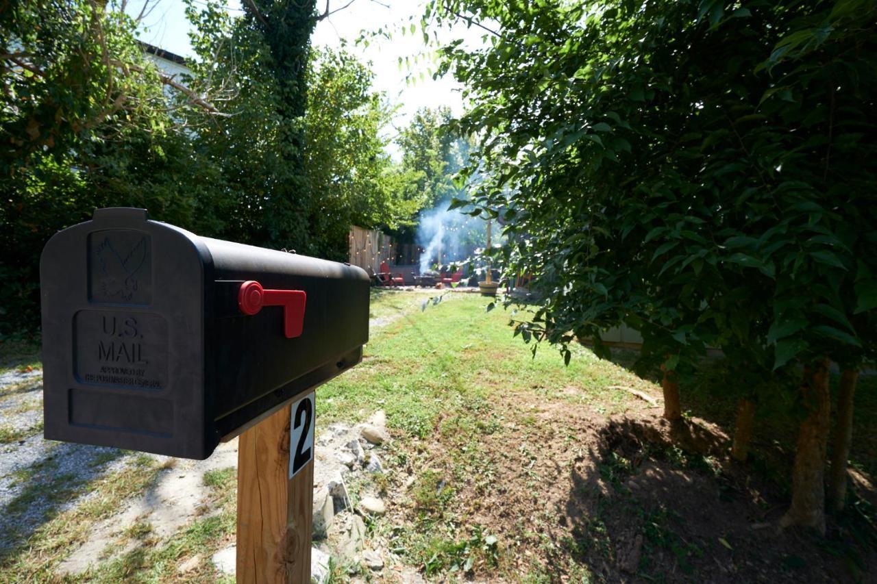 Steps From Downtown Pigeon Forge Parkway + Private Hottub And Firepit - Wifi - Firefly Bungalows Ngoại thất bức ảnh