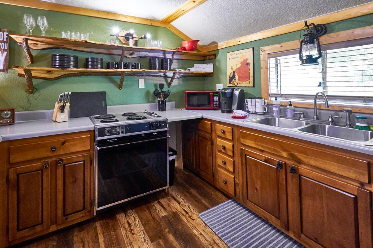 Steps From Downtown Pigeon Forge Parkway + Private Hottub And Firepit - Wifi - Firefly Bungalows Ngoại thất bức ảnh