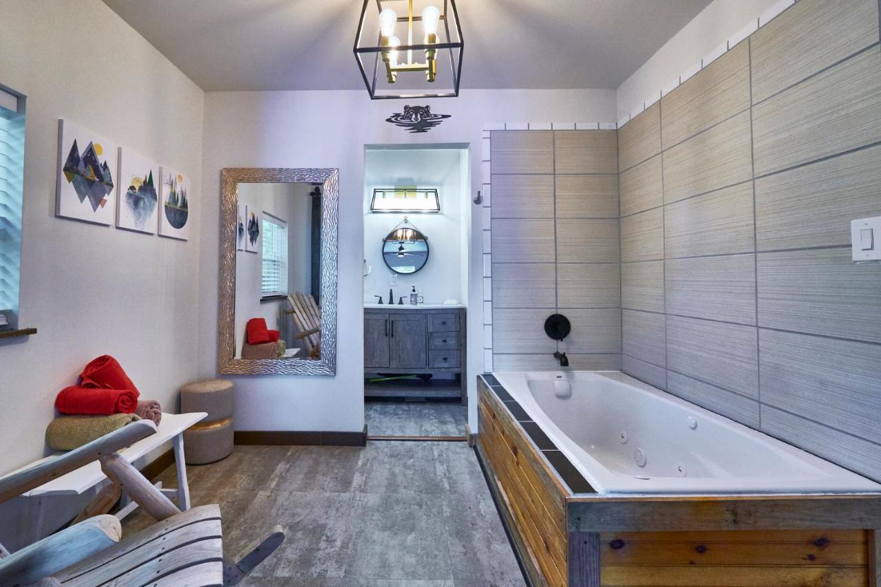 Steps From Downtown Pigeon Forge Parkway + Private Hottub And Firepit - Wifi - Firefly Bungalows Ngoại thất bức ảnh