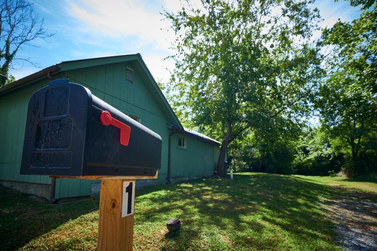 Steps From Downtown Pigeon Forge Parkway + Private Hottub And Firepit - Wifi - Firefly Bungalows Ngoại thất bức ảnh