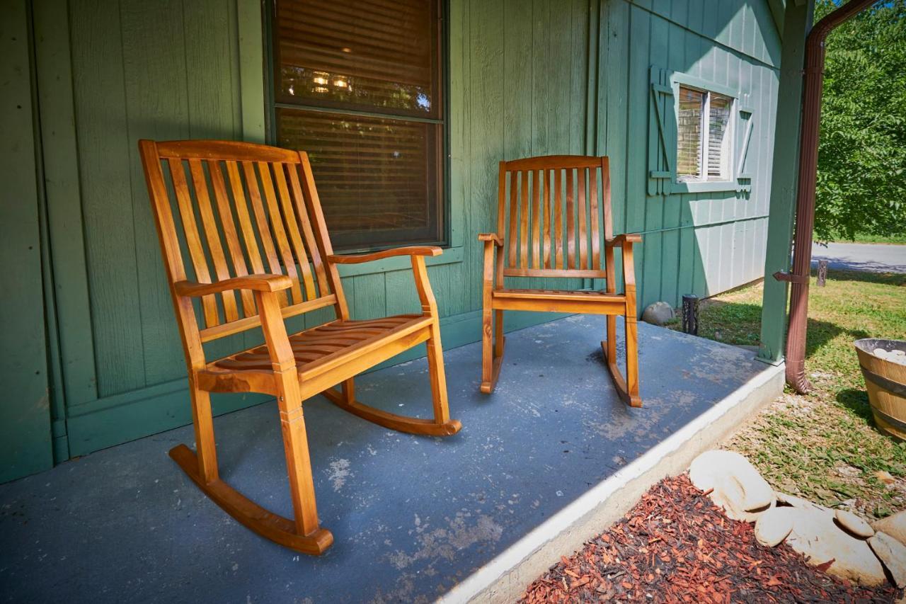 Steps From Downtown Pigeon Forge Parkway + Private Hottub And Firepit - Wifi - Firefly Bungalows Ngoại thất bức ảnh