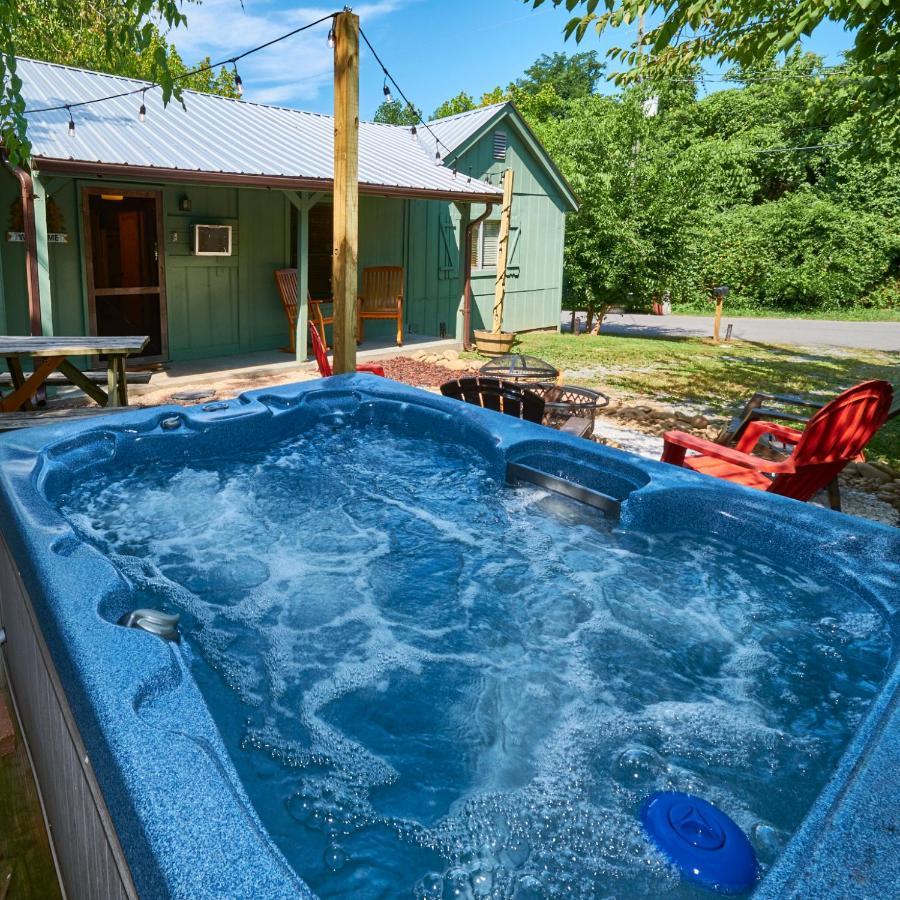 Steps From Downtown Pigeon Forge Parkway + Private Hottub And Firepit - Wifi - Firefly Bungalows Ngoại thất bức ảnh
