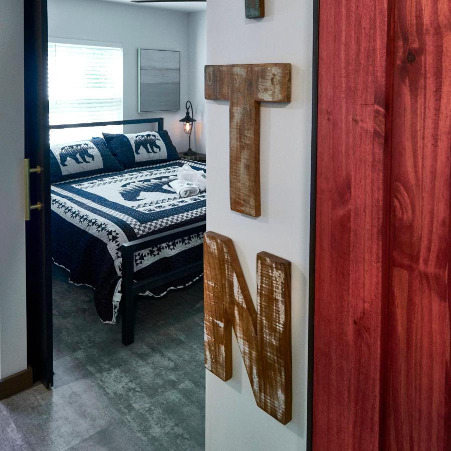 Steps From Downtown Pigeon Forge Parkway + Private Hottub And Firepit - Wifi - Firefly Bungalows Ngoại thất bức ảnh