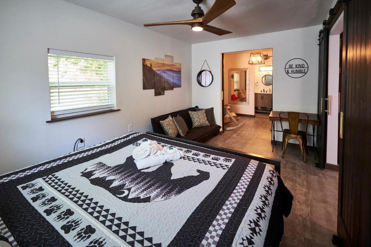 Steps From Downtown Pigeon Forge Parkway + Private Hottub And Firepit - Wifi - Firefly Bungalows Ngoại thất bức ảnh