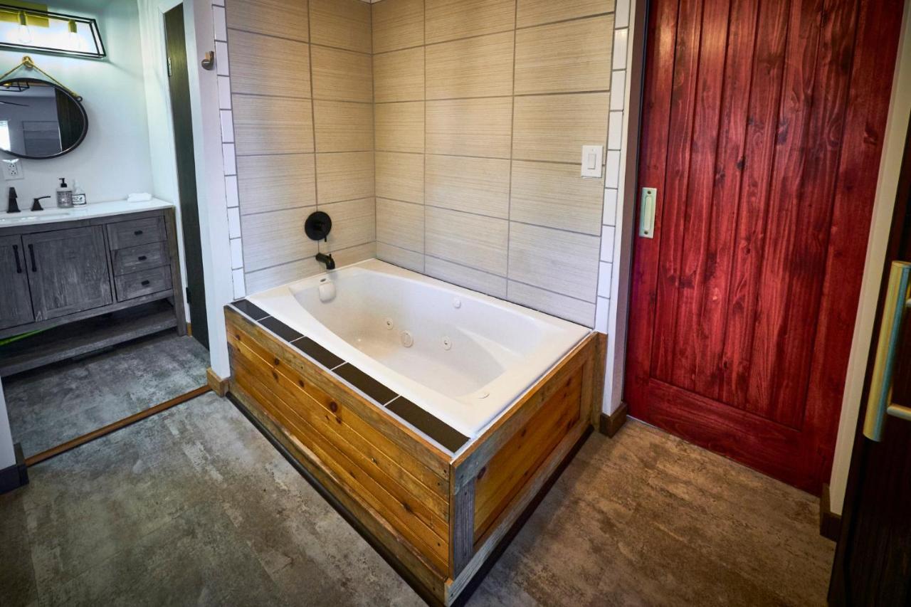 Steps From Downtown Pigeon Forge Parkway + Private Hottub And Firepit - Wifi - Firefly Bungalows Ngoại thất bức ảnh