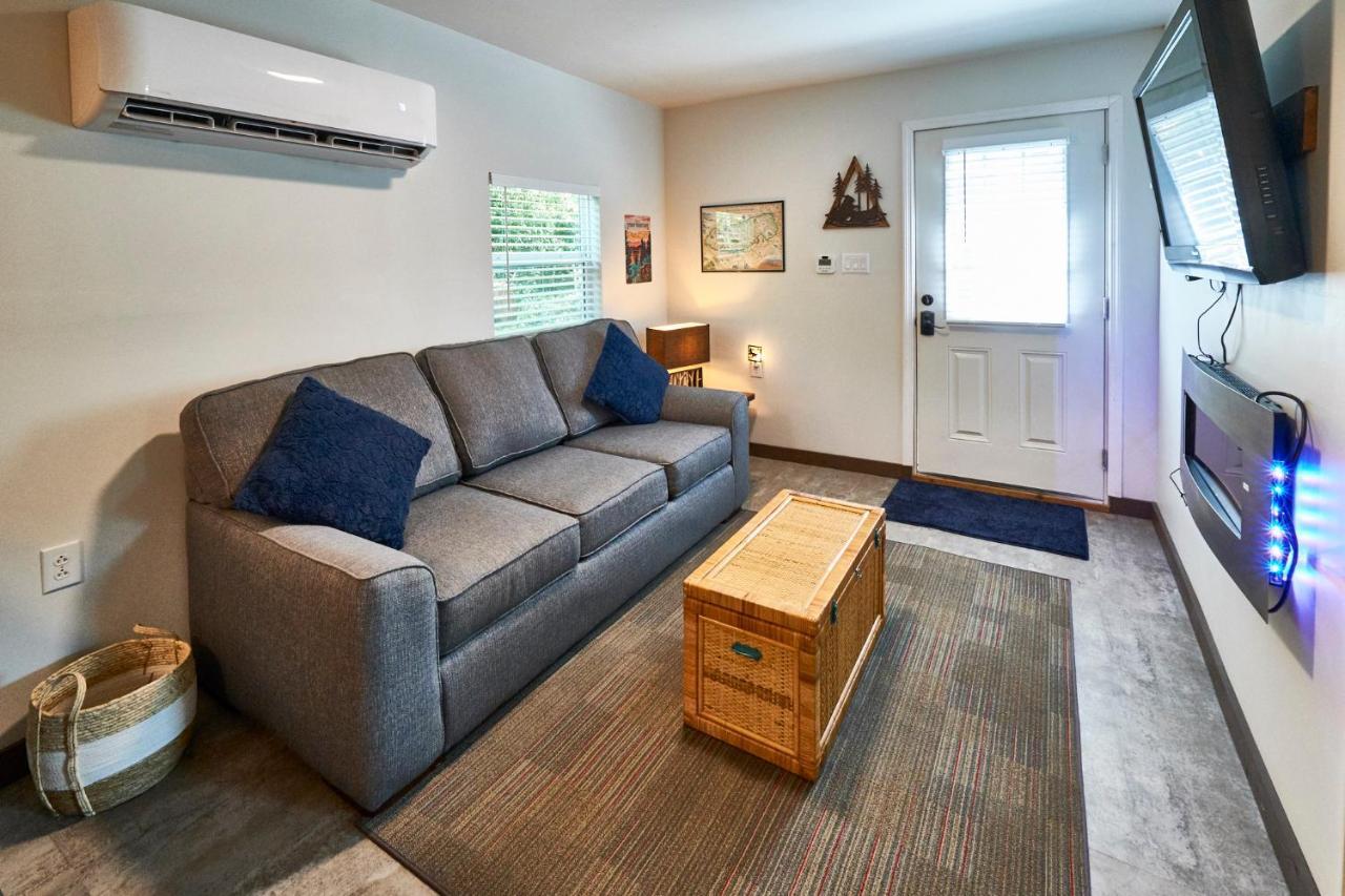 Steps From Downtown Pigeon Forge Parkway + Private Hottub And Firepit - Wifi - Firefly Bungalows Ngoại thất bức ảnh