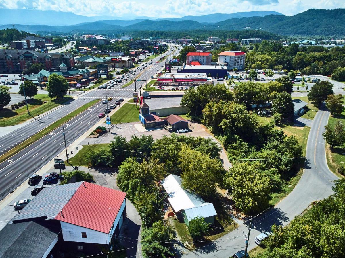 Steps From Downtown Pigeon Forge Parkway + Private Hottub And Firepit - Wifi - Firefly Bungalows Ngoại thất bức ảnh