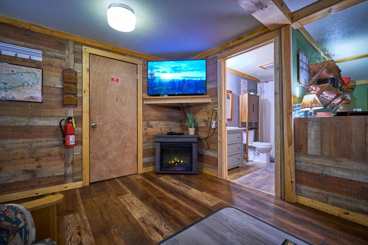 Steps From Downtown Pigeon Forge Parkway + Private Hottub And Firepit - Wifi - Firefly Bungalows Ngoại thất bức ảnh