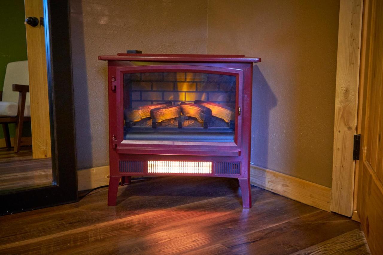 Steps From Downtown Pigeon Forge Parkway + Private Hottub And Firepit - Wifi - Firefly Bungalows Ngoại thất bức ảnh
