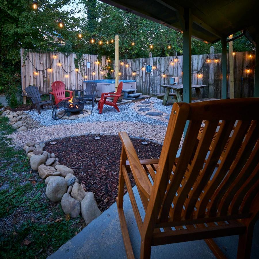 Steps From Downtown Pigeon Forge Parkway + Private Hottub And Firepit - Wifi - Firefly Bungalows Ngoại thất bức ảnh