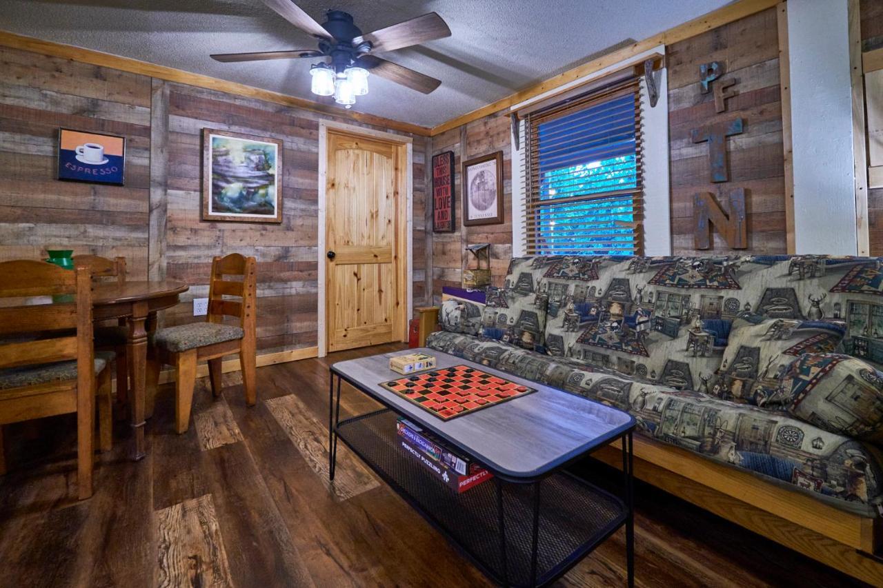 Steps From Downtown Pigeon Forge Parkway + Private Hottub And Firepit - Wifi - Firefly Bungalows Ngoại thất bức ảnh