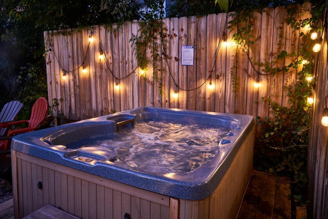 Steps From Downtown Pigeon Forge Parkway + Private Hottub And Firepit - Wifi - Firefly Bungalows Ngoại thất bức ảnh