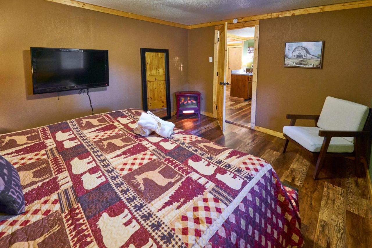 Steps From Downtown Pigeon Forge Parkway + Private Hottub And Firepit - Wifi - Firefly Bungalows Ngoại thất bức ảnh